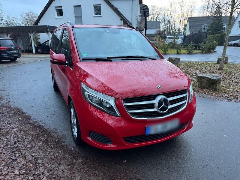 Gebraucht Mercedes V220 Edition 163 PS (119 kW) 2019 Rot Van / Kleinbus