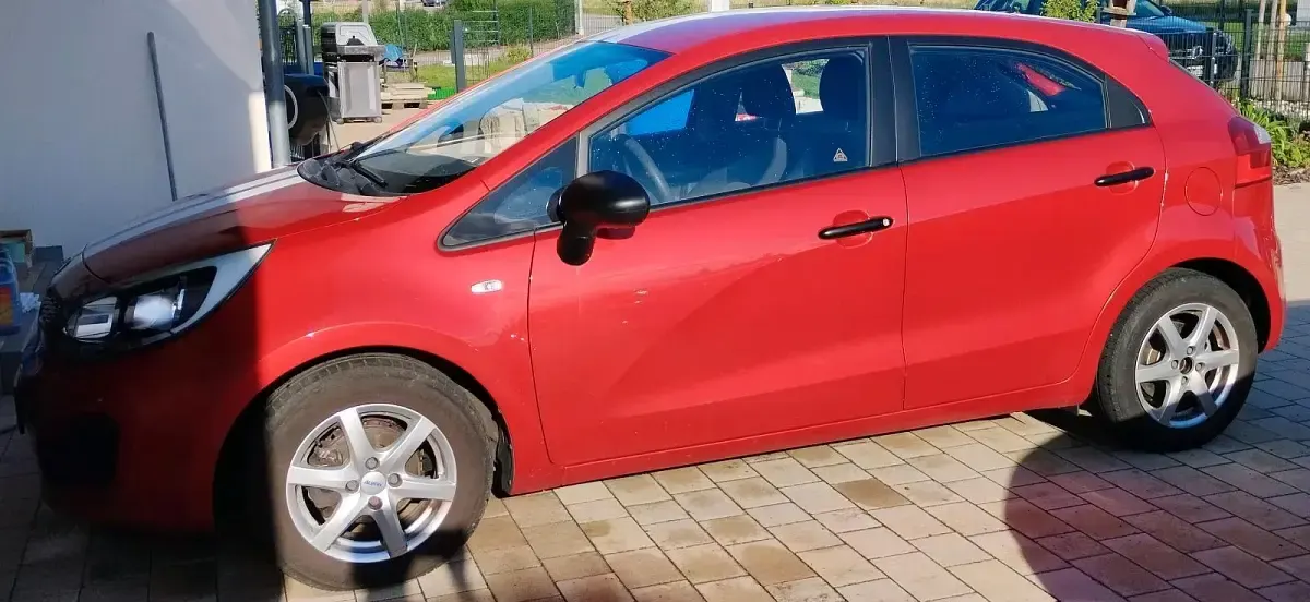Używany Kia Rio 85 KM (62 kW) 2013 Czerwony Hatchback