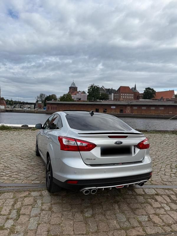 Usata Ford Focus 140 CV (102 kW) 2012 Argento Berlina