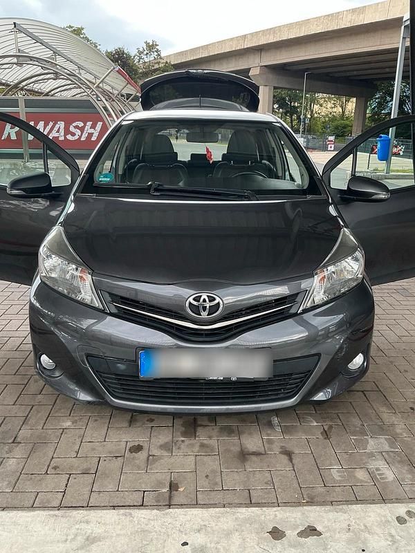 Grau Gebraucht 2012 Toyota Yaris Club Kleinwagen | 4.999 € - Bild 1/4