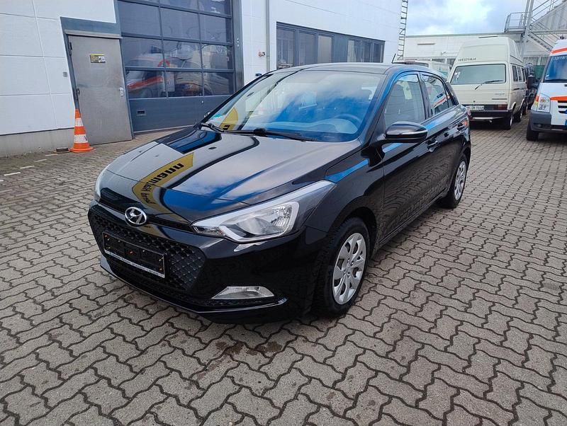 Gebraucht Hyundai i20 Active 75 PS (55 kW) 2017 Schwarz Kleinwagen