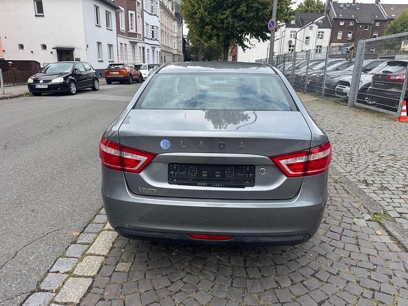 Gebraucht Lada Vesta 106 PS (77 kW) 2018 Silber Limousine