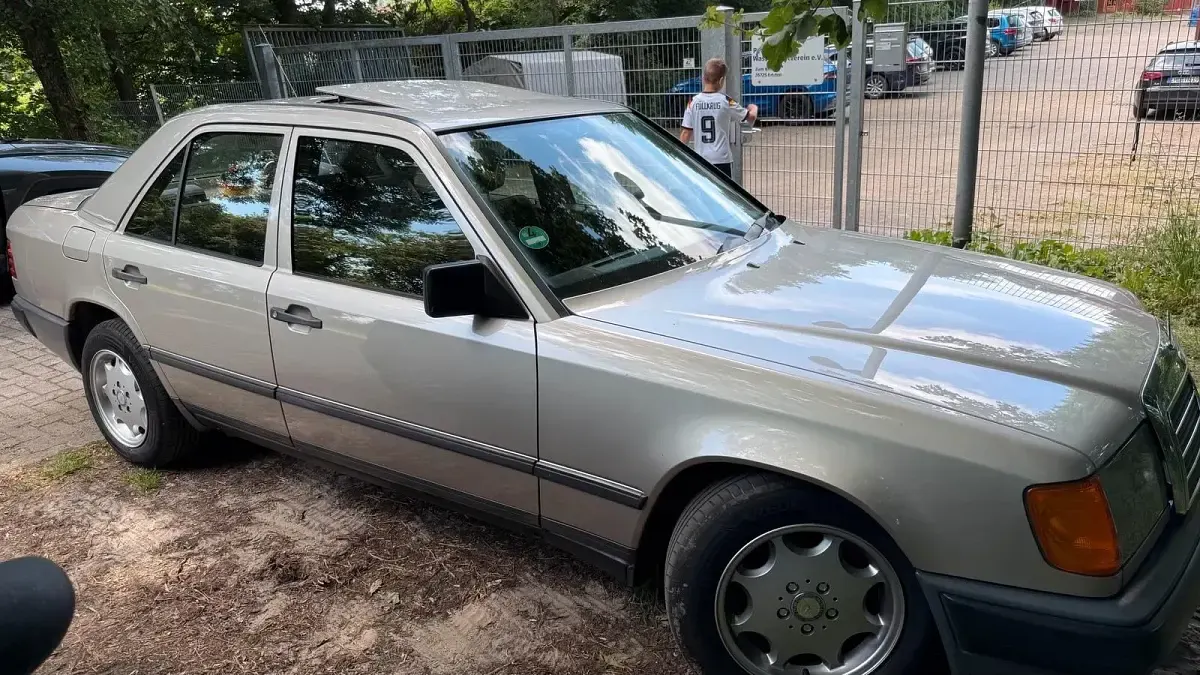 Gebraucht Mercedes E230 132 PS (97 kW) 1989 Silber Limousine