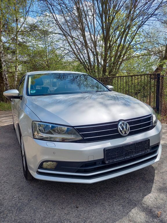 Silber Gebraucht 2014 VW Jetta Limousine | 8.450 € (Fairer Preis) - Bild 1/4