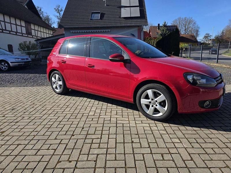 Gebraucht VW Golf VI Team 105 PS (77 kW) 2010 Rot Kleinwagen