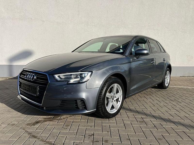 Gebraucht Audi A3 Sportback Sport 116 PS (85 kW) 2019 Grau Kleinwagen