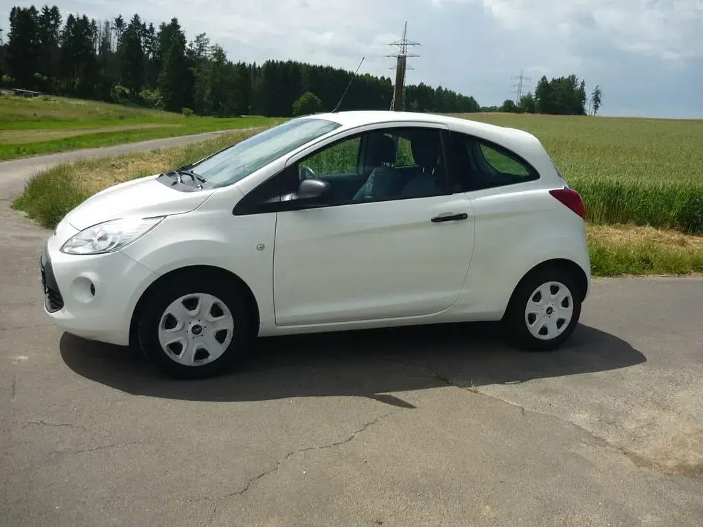 Gebraucht Ford Ka Ambiente 69 PS (50 kW) 2014 Weiß Kleinwagen