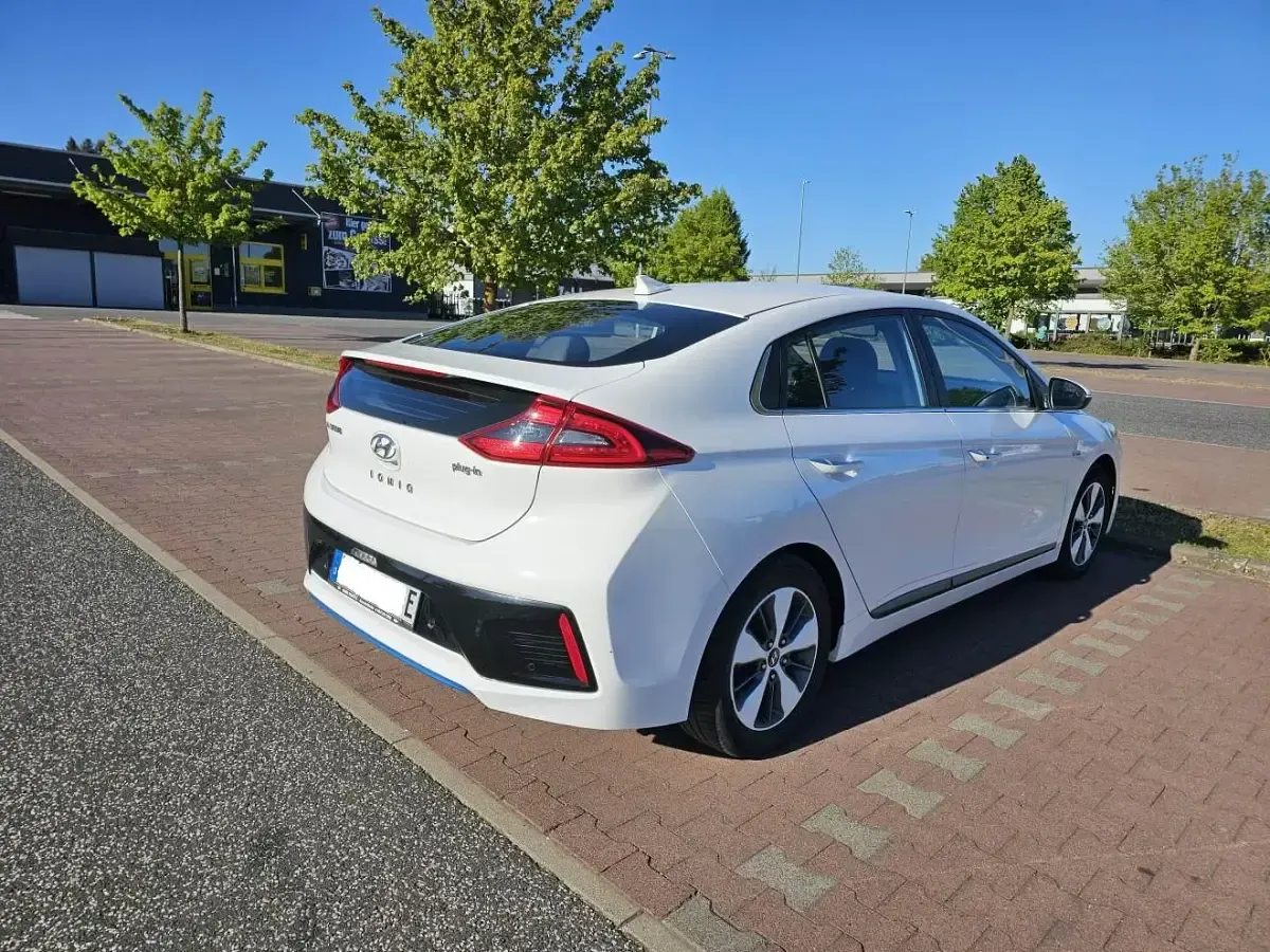 Gebraucht Hyundai Ioniq Premium 141 PS (103 kW) 2017 Weiß Kleinwagen