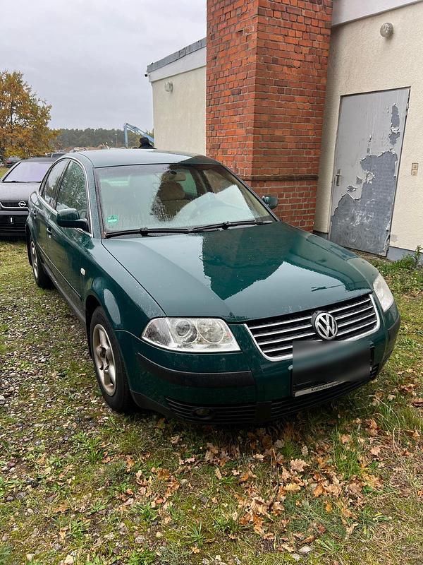 Grün Gebraucht 2002 VW Passat Limousine | 1.400 € (Fairer Preis) - Bild 1/4