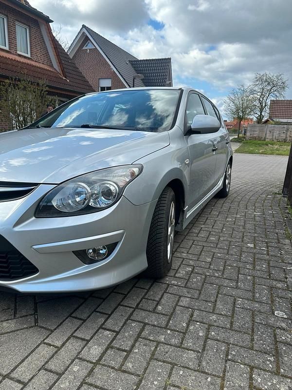 Gebraucht Hyundai i30 105 PS (77 kW) 2011 Silber Kleinwagen