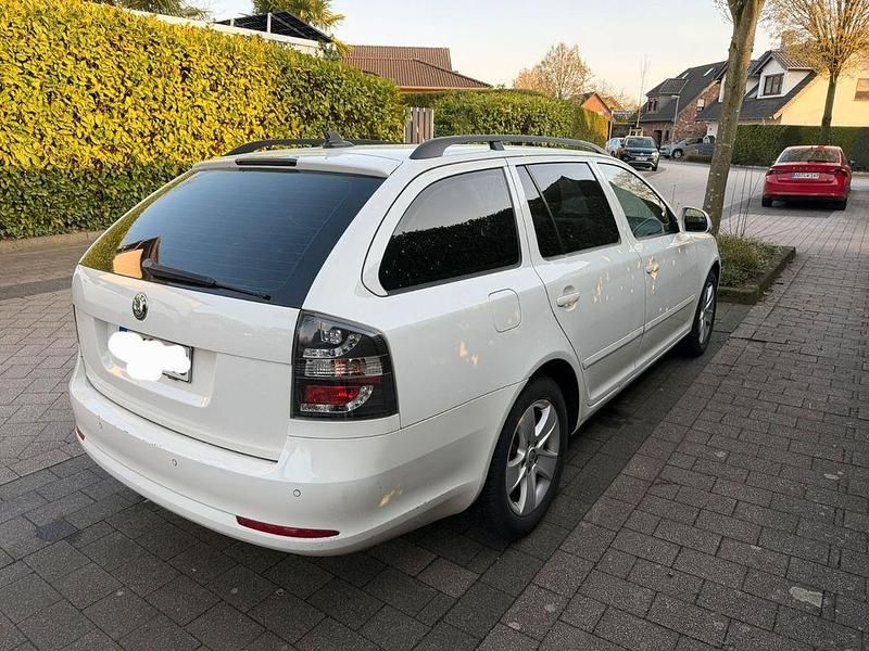 Gebraucht Skoda Octavia Elegance 160 PS (117 kW) 2009 Weiß Kombi