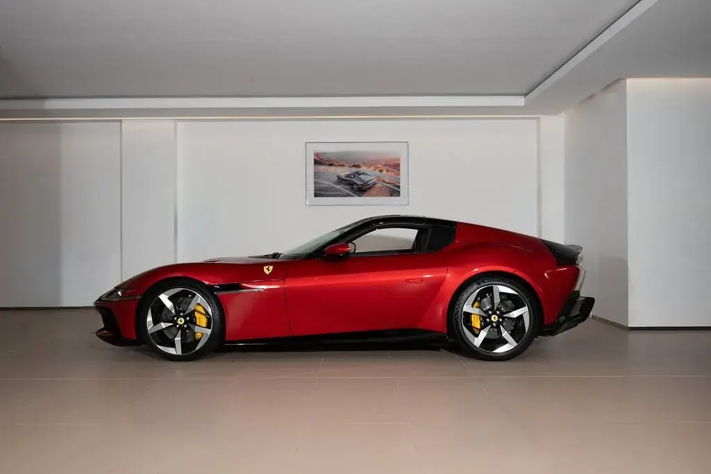 Gebraucht Ferrari 12 Cilindri 829 PS (609 kW) 2025 Rot Cabrio