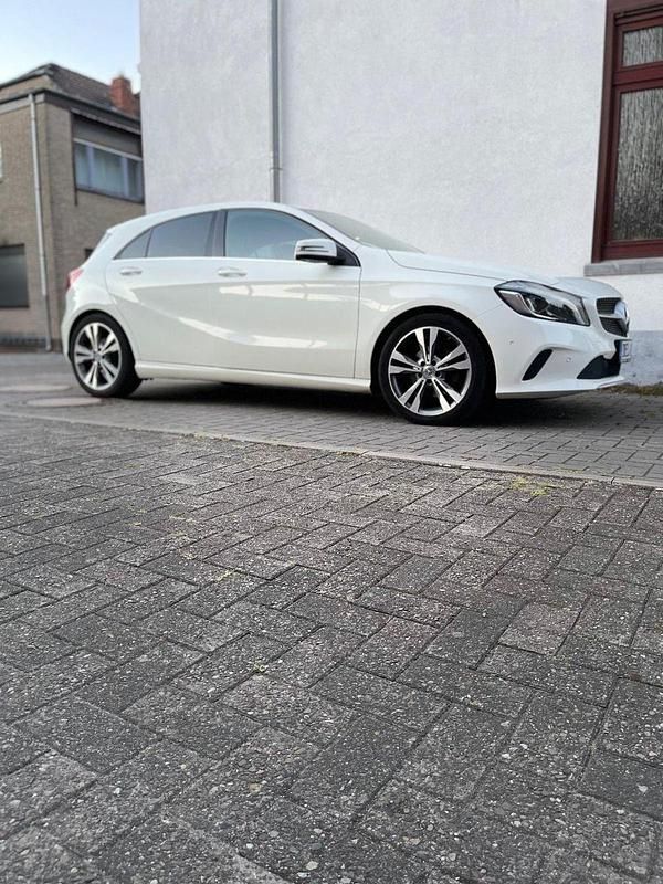 Weiß Gebraucht 2016 Mercedes A200 Kleinwagen | 9.500 € (Guter Preis) - Bild 1/4