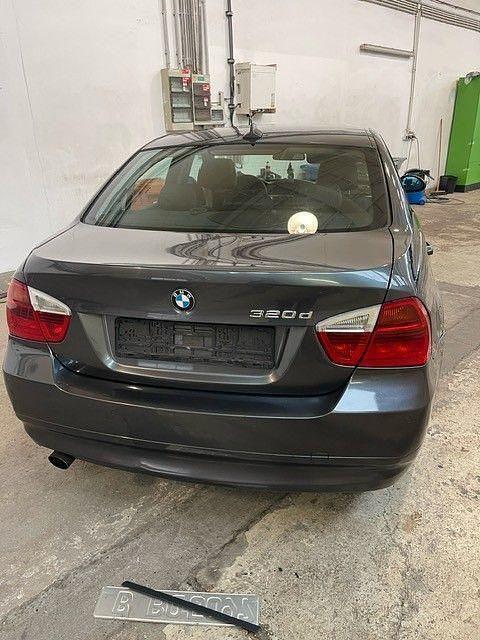 Gebraucht BMW 320 163 PS (119 kW) 2006 Grau Limousine