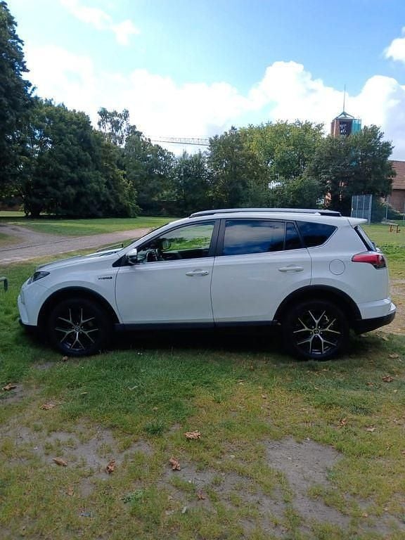 Weiß Gebraucht 2018 Toyota RAV4 Hybrid Style SUV | 19.700 € (Guter Preis) - Bild 1/4