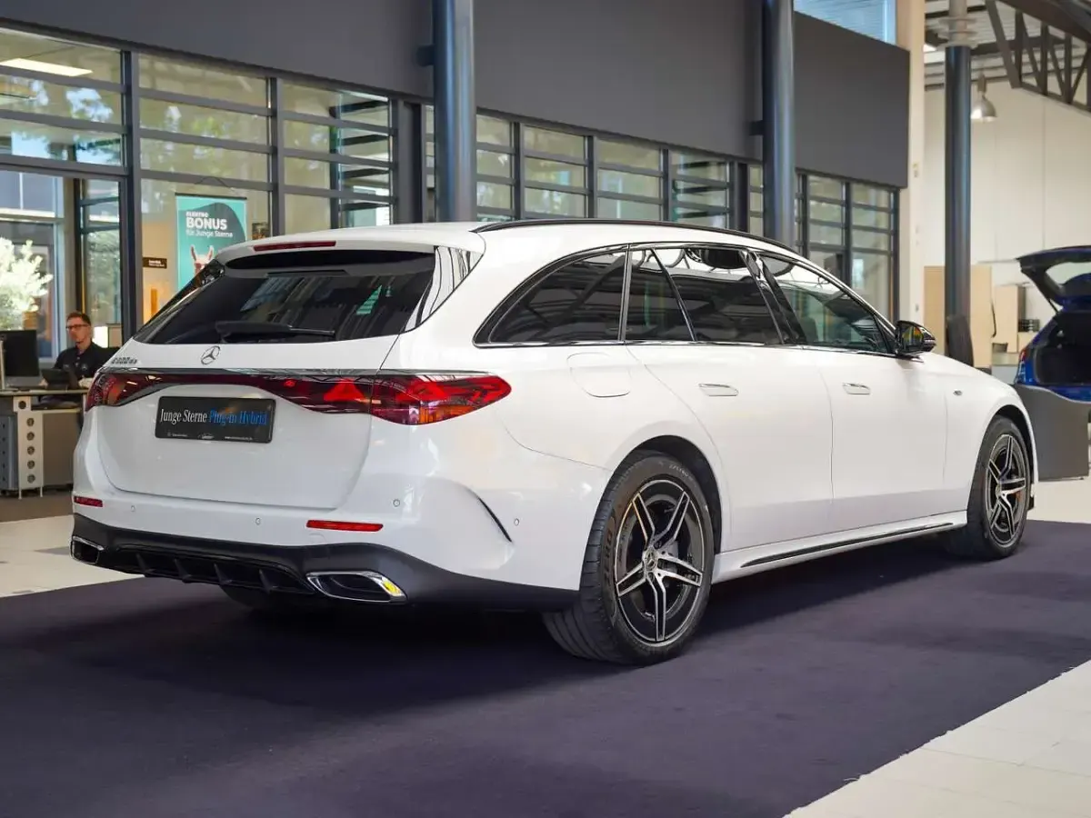 Gebraucht Mercedes E300 AMG line 313 PS (230 kW) 2025 Manufaktur opalithweiß bright Kombi