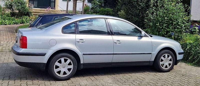 Silber Gebraucht 2000 VW Passat Edition Limousine | 1.500 € (Guter Preis) - Bild 1/4