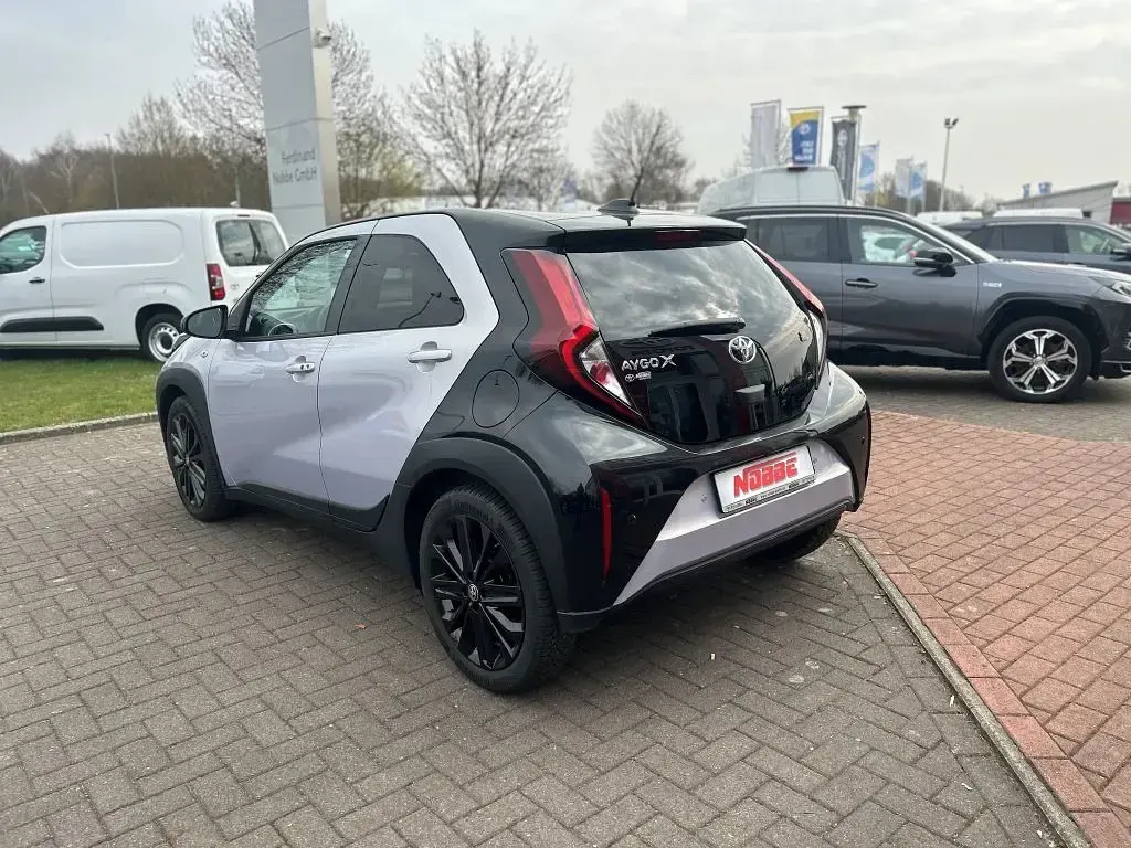 Gebraucht Toyota Aygo X Basis 72 PS (52 kW) 2024 Light purple silver / black (metallic) SUV