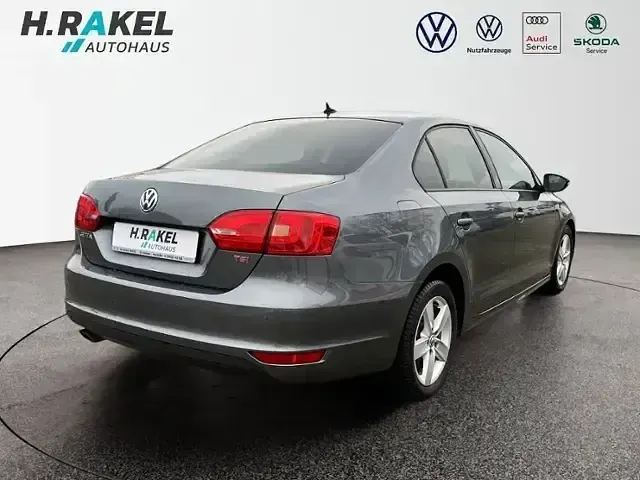 Gebraucht VW Jetta Comfortline 160 PS (117 kW) 2011 Grau Limousine