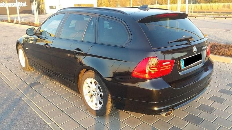 Gebraucht BMW 320 Sport Line 184 PS (135 kW) 2012 Schwarz Kombi
