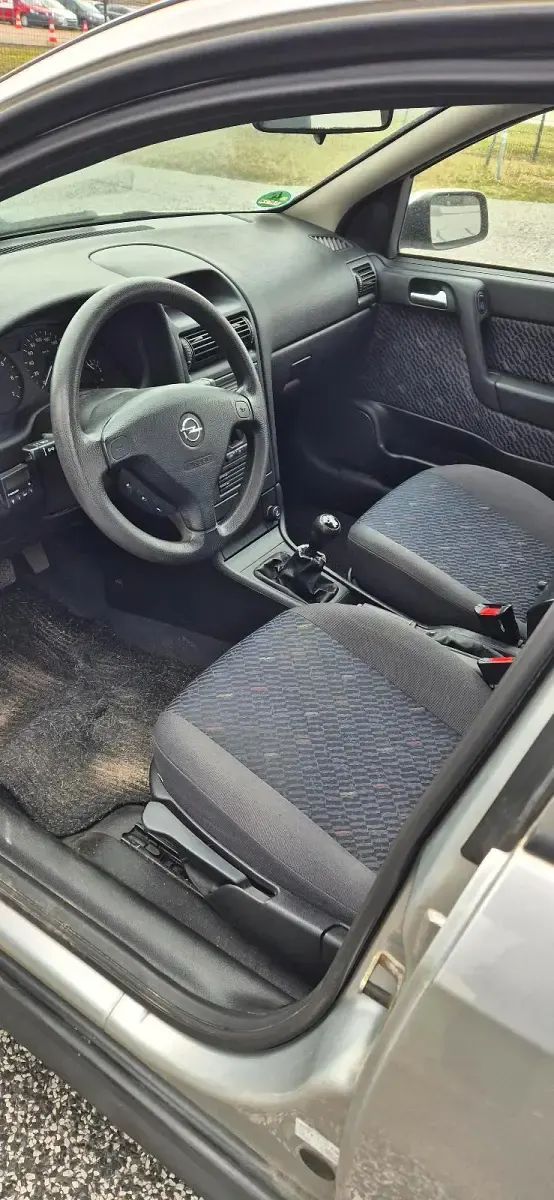 Usado Opel Astra Comfort 101 HP (74 kW) 2001 Prateado Sedan