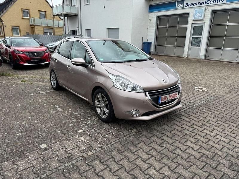Grau Gebraucht 2014 Peugeot 208 Allure Kleinwagen | 3.900 € (Superpreis) - Bild 1/4