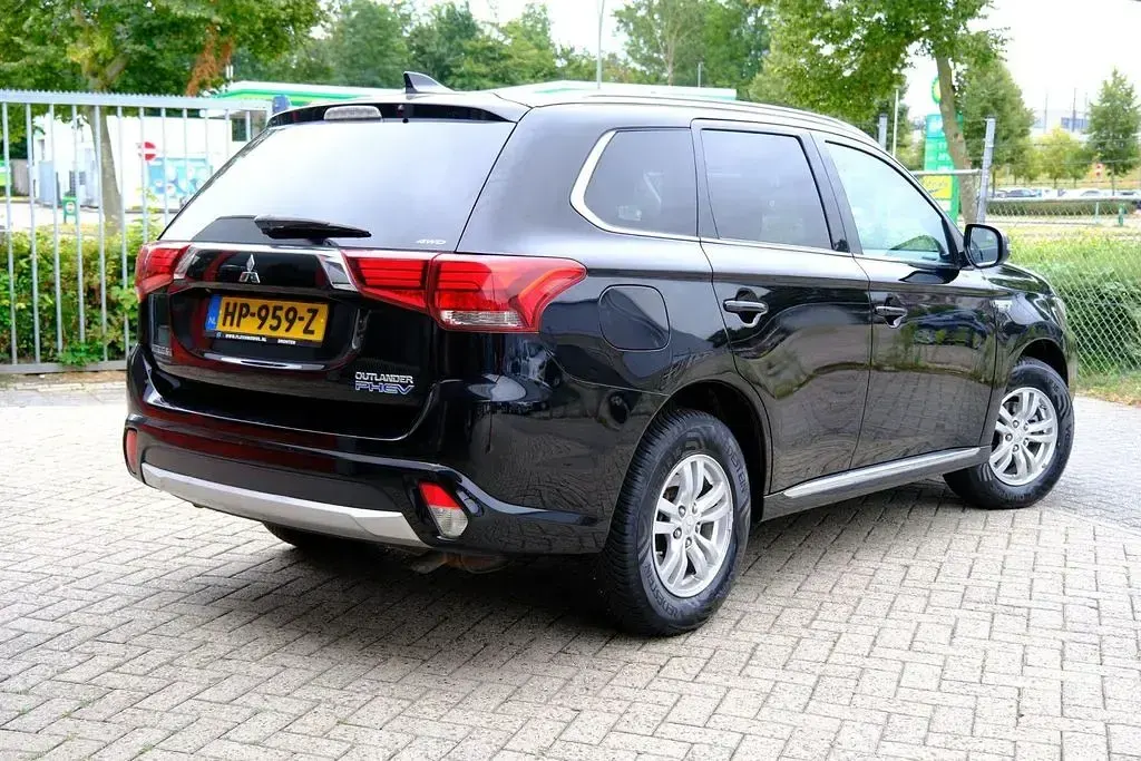 Gebraucht Mitsubishi Outlander P-HEV Edition 121 PS (88 kW) 2015 Schwarz SUV