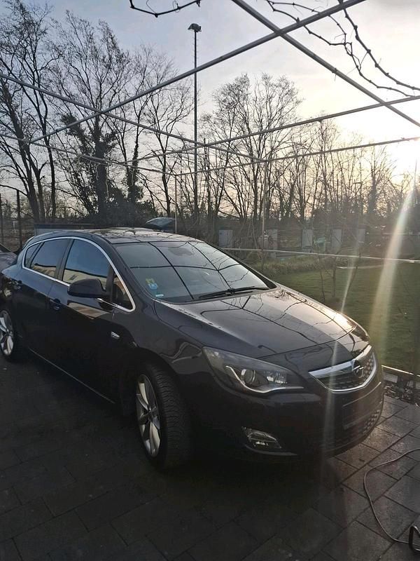 Gebraucht Opel Astra Active 140 PS (102 kW) 2013 Schwarz Limousine