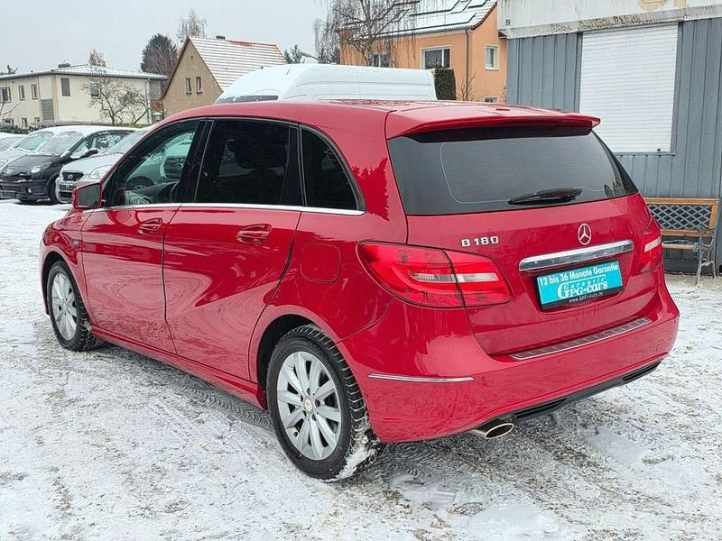 Gebraucht Mercedes B180 122 PS (89 kW) 2012 Rot Van / Kleinbus