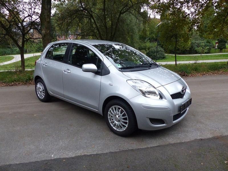 Silber Gebraucht 2009 Toyota Yaris Limousine | 5.950 € (Etwas zu teuer) - Bild 1/4