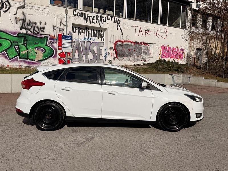 Gebraucht Ford Focus Titanium 125 PS (91 kW) 2016 Weiß Limousine