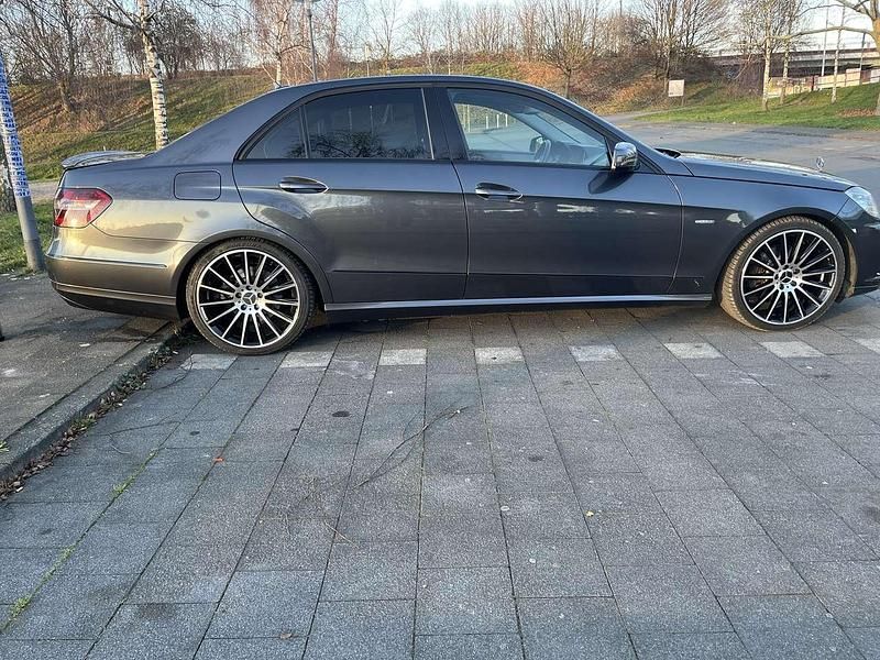 Gebraucht Mercedes E250 204 PS (150 kW) 2009 Grau Limousine