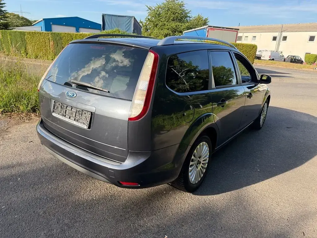 Gebraucht Ford Focus Titanium 125 PS (91 kW) 2010 Grau Limousine
