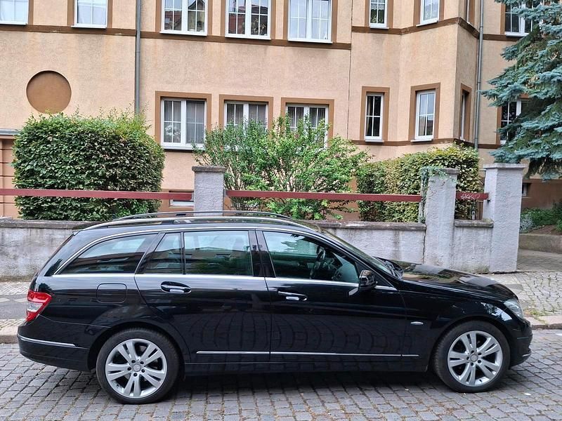 Schwarz Gebraucht 2009 Mercedes C220 Avantgarde Kombi | 9.999 € (Teuer) - Bild 1/4