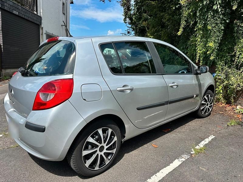 Gebraucht Renault Clio III 75 PS (55 kW) 2007 Silber Limousine
