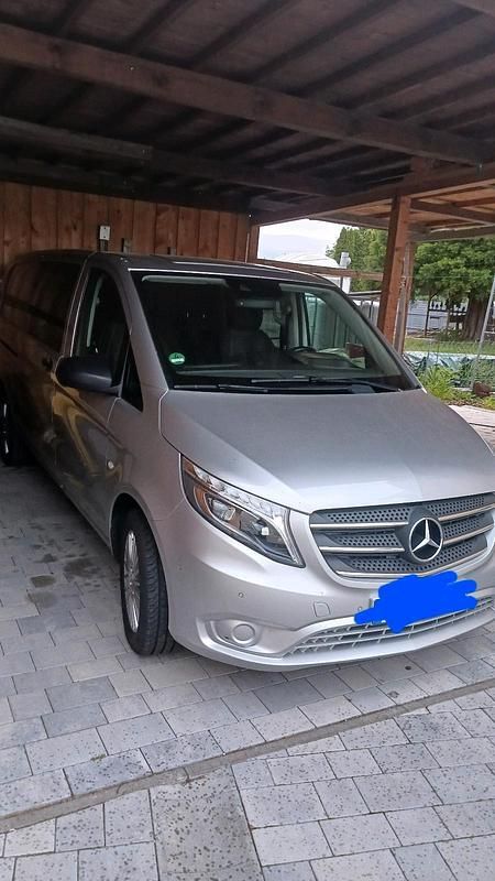 Silber Gebraucht 2025 Mercedes Vito Van / Kleinbus | 28.500 € - Bild 1/4