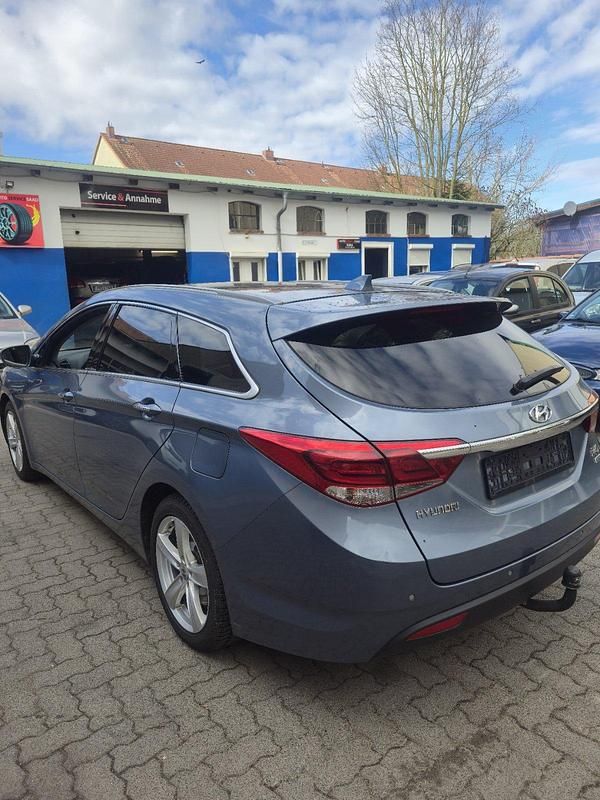 Gebraucht Hyundai i40 Premium 141 PS (103 kW) 2015 Blau Kombi