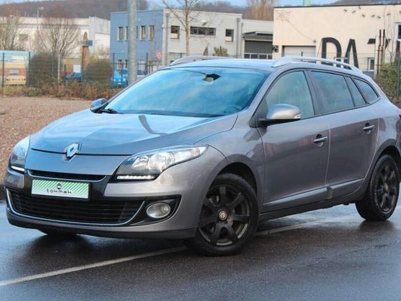 Grau Gebraucht 2012 Renault Mégane III Dynamique Limousine | 3.490 € (Fairer Preis) - Bild 1/4