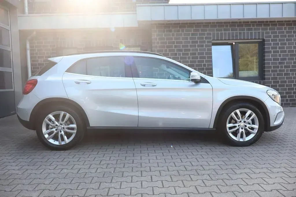 Gebraucht Mercedes GLA200 136 PS (100 kW) 2015 Silber SUV