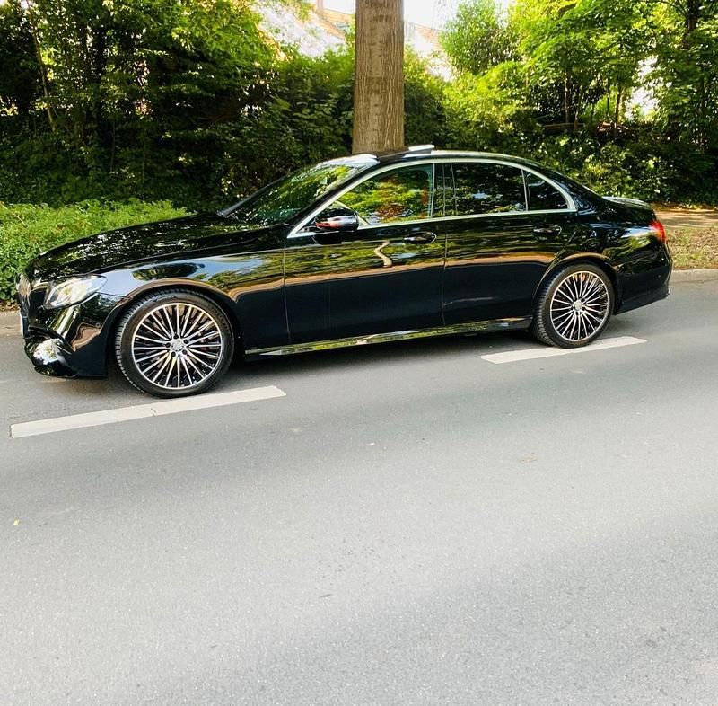 Schwarz Gebraucht 2020 Mercedes E350 AMG Limousine | 32.900 € (Guter Preis) - Bild 1/3