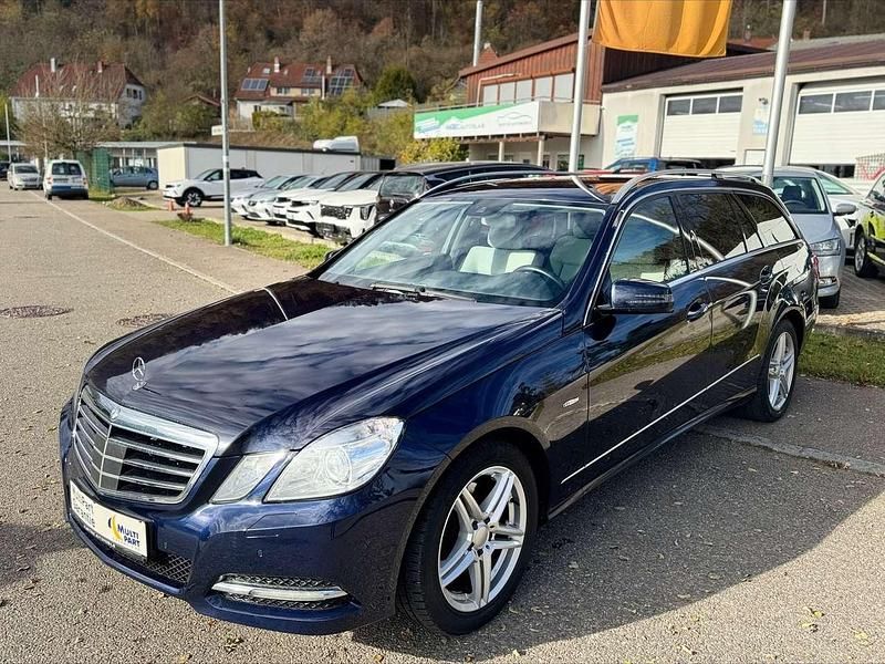 Gebraucht Mercedes E250 204 PS (150 kW) 2012 Cavansitblau  metalliclack Kombi