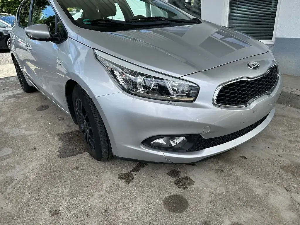 Gebraucht Kia Ceed Spirit 90 PS (66 kW) 2013 Silber Kleinwagen