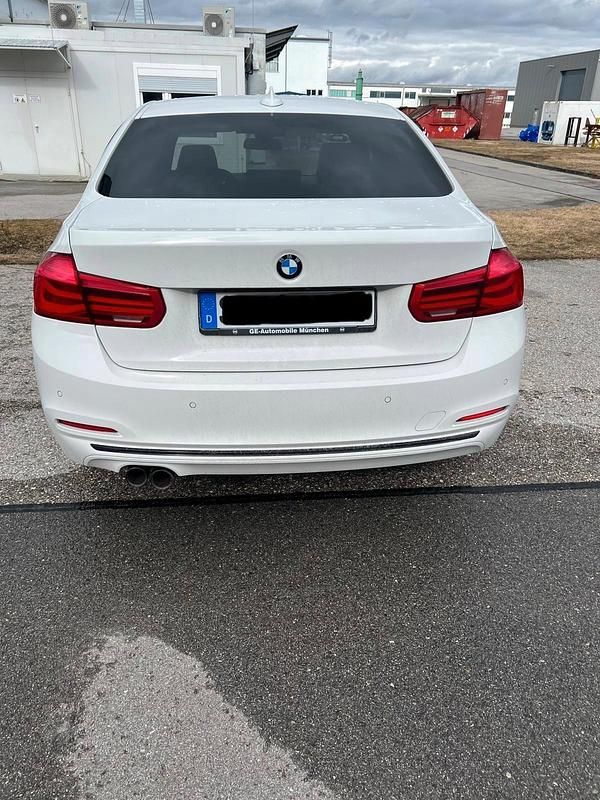 Gebraucht BMW 330 Sport Line 258 PS (189 kW) 2016 Weiß Limousine