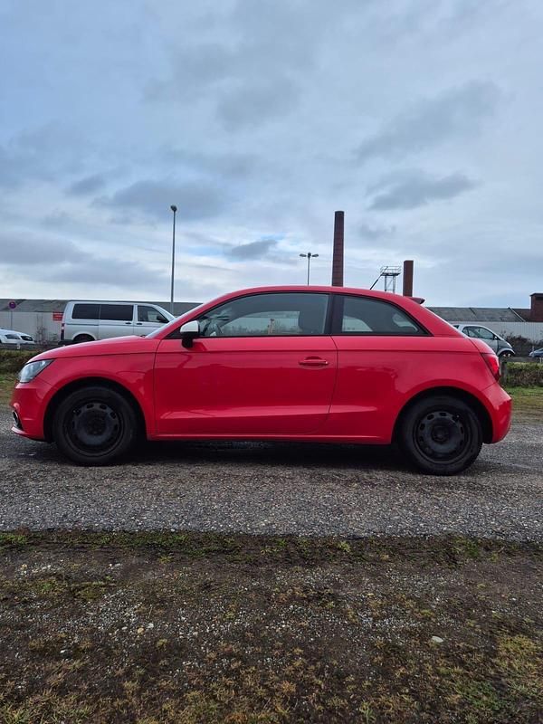 Gebraucht Audi A1 Ambition 90 PS (66 kW) 2011 Rot Kleinwagen
