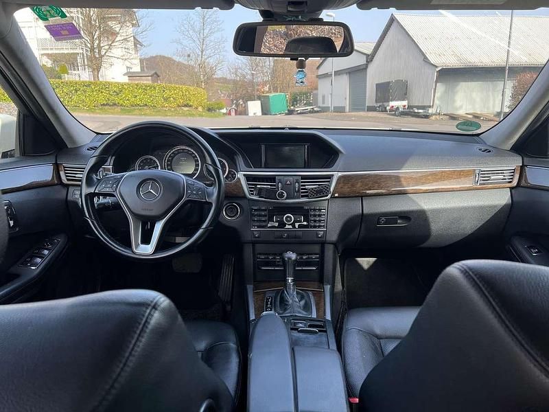 Gebraucht Mercedes E200 136 PS (100 kW) 2010 Weiß Limousine