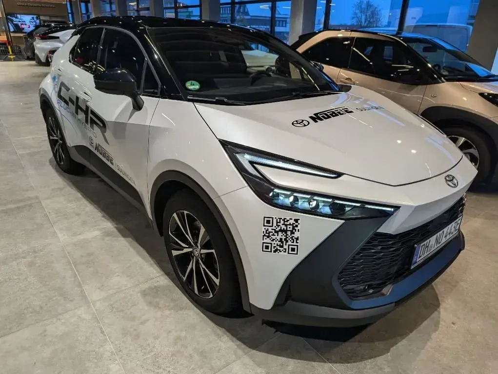 Gebraucht Toyota C-HR Team 223 PS (164 kW) 2024 Platinumweiss perleffekt/schwarz SUV