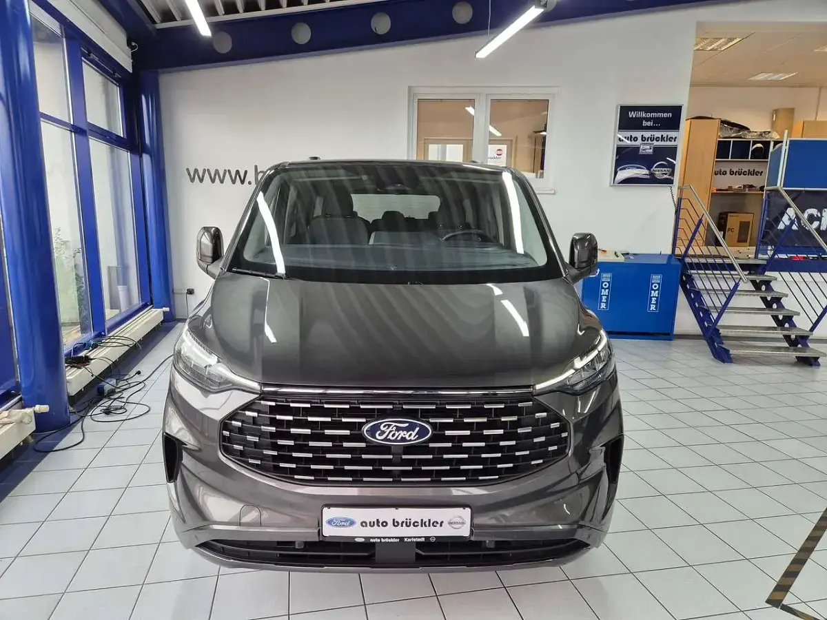 Gebraucht Ford Tourneo Custom Titanium 136 PS (100 kW) 2025 Magneticgrau (metallic) Van