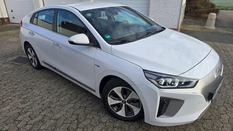 Weiß Gebraucht 2018 Hyundai Ioniq Premium Kleinwagen | 11.450 € (Guter Preis) - Bild 1/4