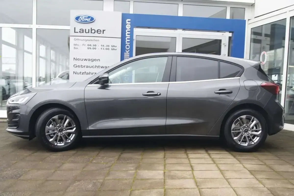 Gebraucht Ford Focus Titanium 125 PS (91 kW) 2023 Magneticgrau (grau) Limousine