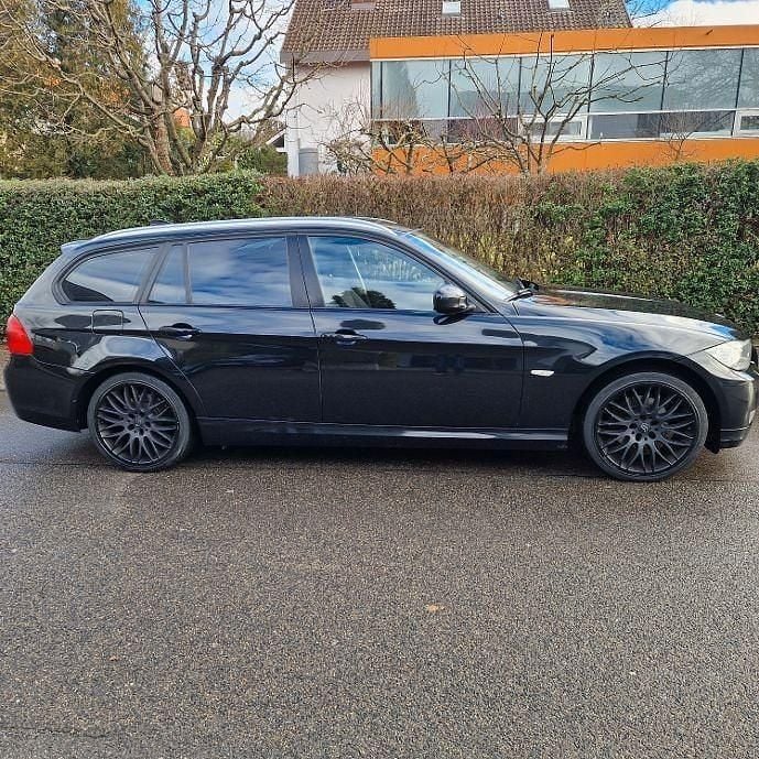 Gebraucht BMW 318 143 PS (105 kW) 2011 Schwarz Kombi
